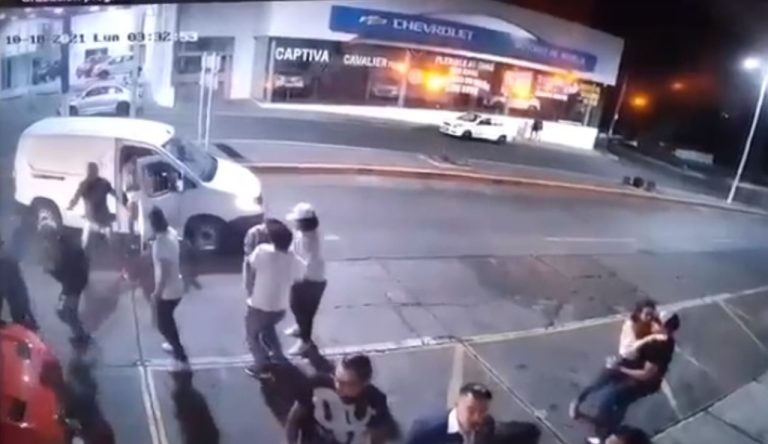 ASESINAN A SEIS FUERA DE UN BAR EN MORELIA - Medios OBSON