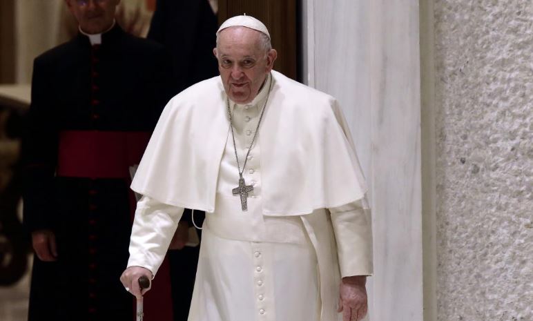 El papa Francisco queda hospitalizado