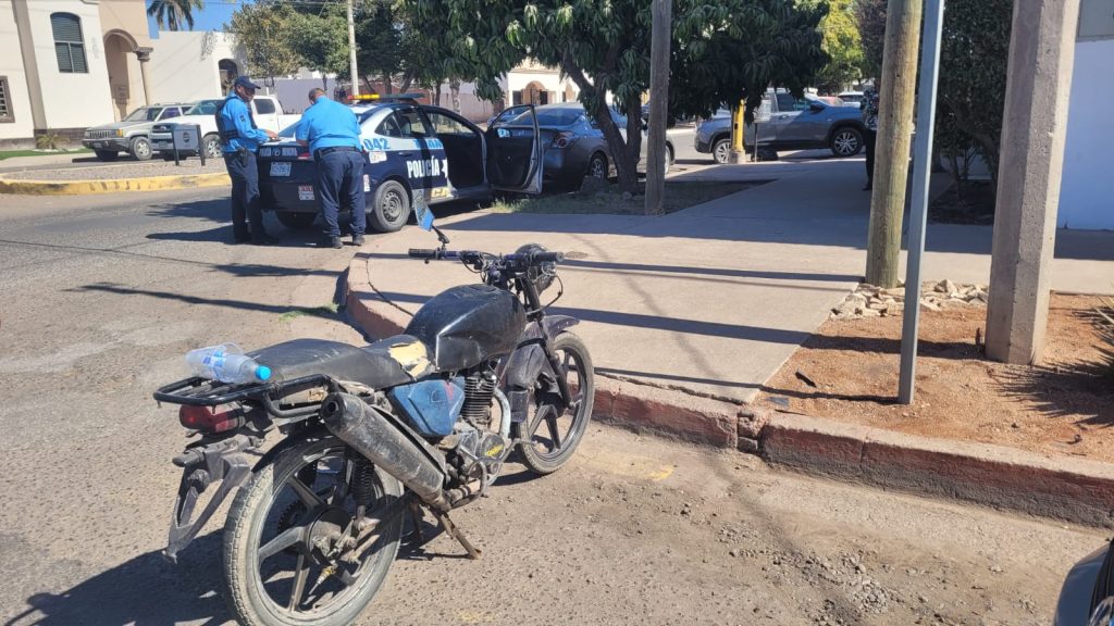 Motociclista sufre les10nes tras ser impactado por auto - Medios OBSON