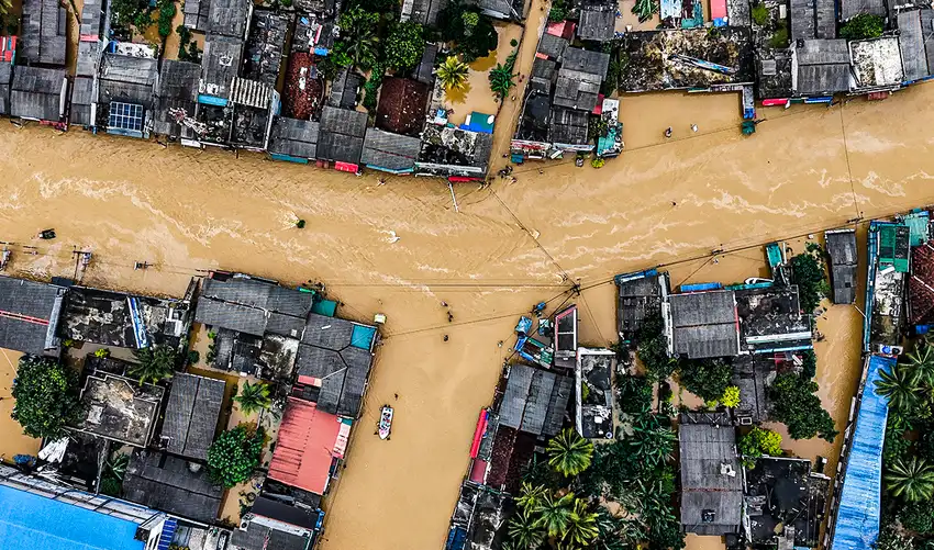 La cifra de mu3rtos por inundaciones en Indonesia supera los 300