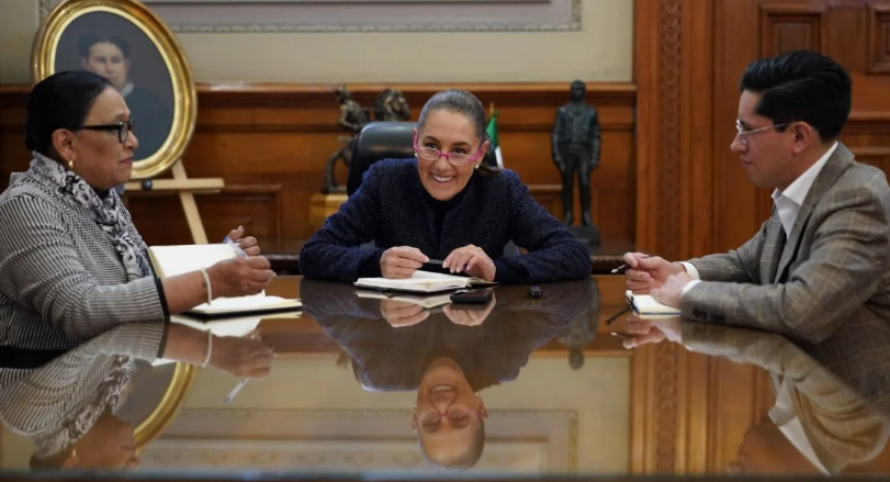 Sheinbaum dialoga con el Papa León XIV y lo invita a México