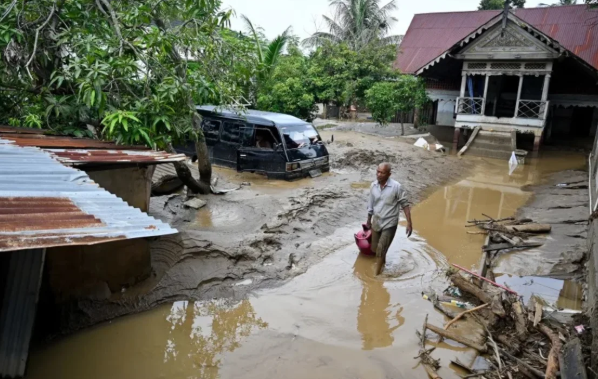 Aumentan a más de 600 los mu3- rtxs por las inundac!ones en Indonesia