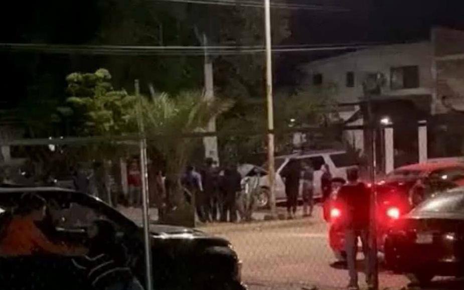 Pierde la vid@ motociclista tras impacto contra vagoneta