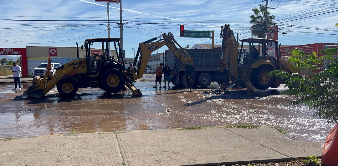 Se registra enorme fuga de agua potable en Norman E. Borlaug y Bulevar Ramírez