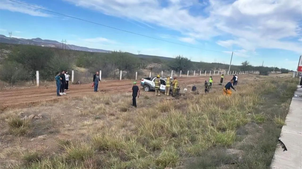 Mu3re hombre tras volcamiento en la carretera México 15