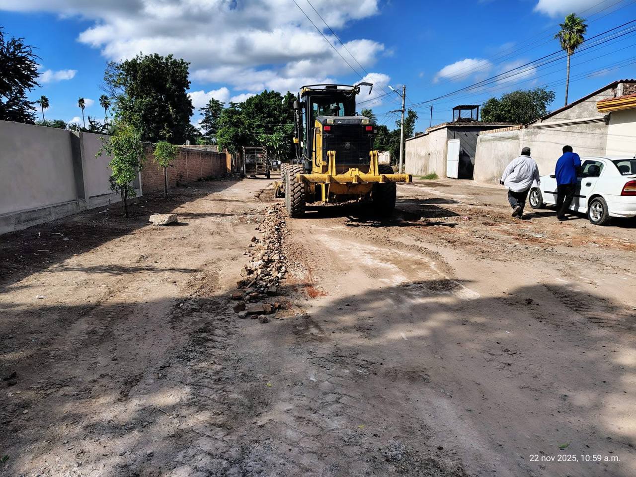Dotan a comisarías con moto conformadora para rehabilitar calles