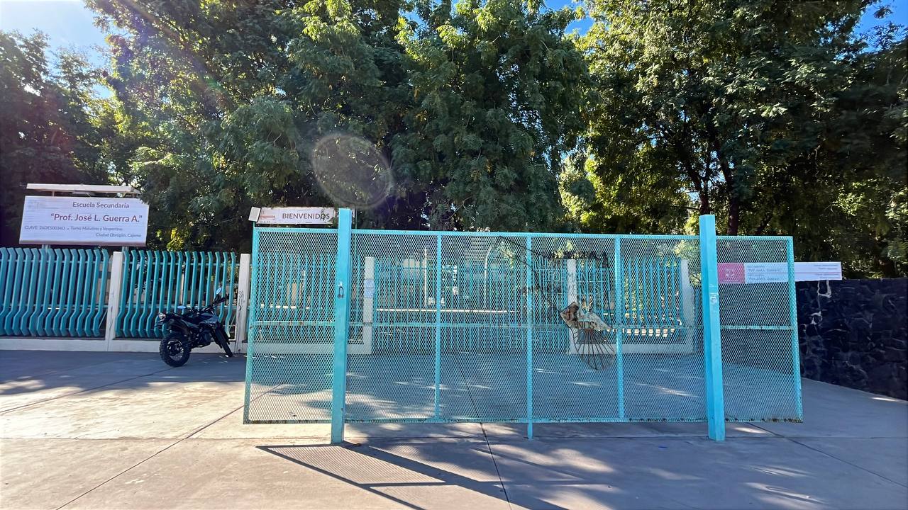 Refuerzan seguridad en puerta de la Secundaria General #4