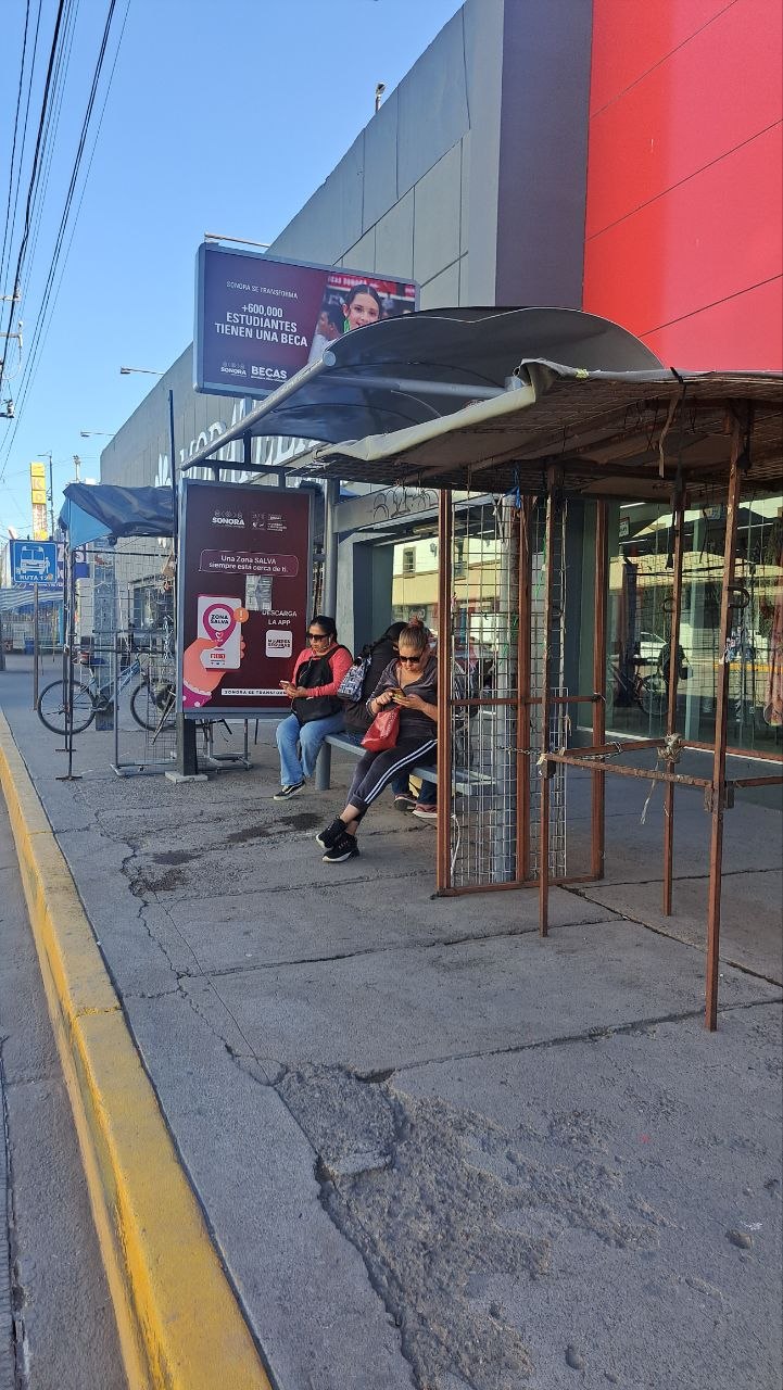 Persisten retrasos y falta de unidades en el transporte