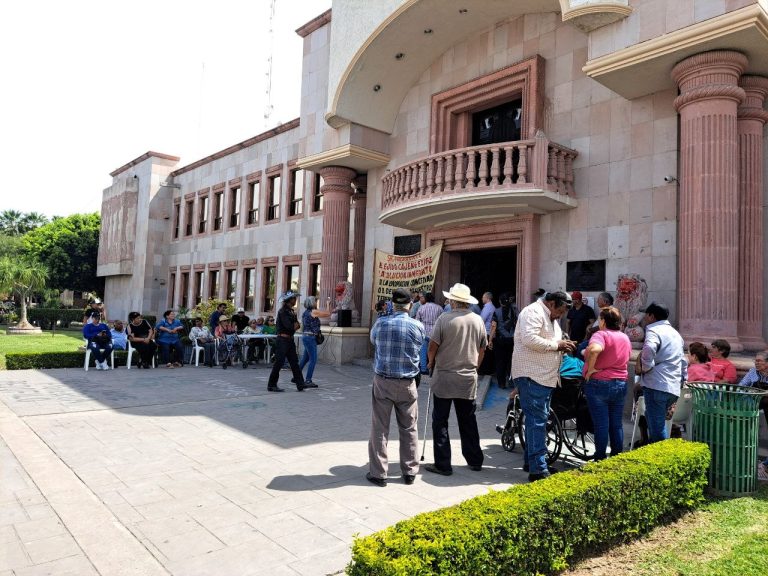Se manifiestan integrantes del Ejido Cajeme frente a Palacio Municipal ...