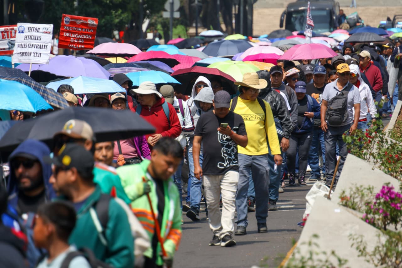 Mu3re integrante de la CNTE en pleno plantón