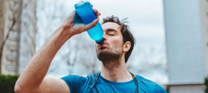 Advierte especialista riesgos por consumo excesivo de bebidas energéticas en temporada de calor