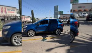Menor queda encerrado dentro de vehículo; bomberos rompen vidrio para rescatarlo