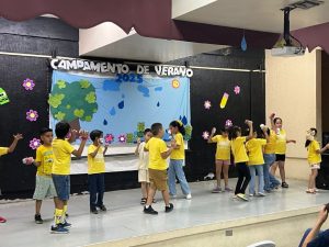 En puerta campamentos de verano para estudiantes