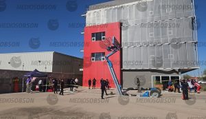Se hunde grúa en Plaza Quiroga; tres trabajadores resultan her!dos