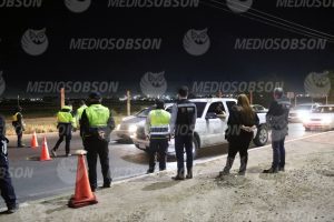 Ebri0 arroll4 a dos pol1cías en ret3n al norte de Hermosillo; fue detenid0 tras pers3cución