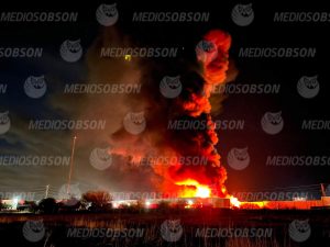 Incendio consume tres bodegas al poniente de Hermosillo