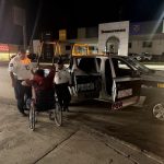 Ayudan policías a persona con discapacidad