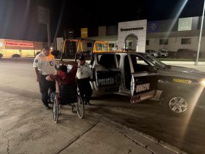 Ayudan policías a persona con discapacidad