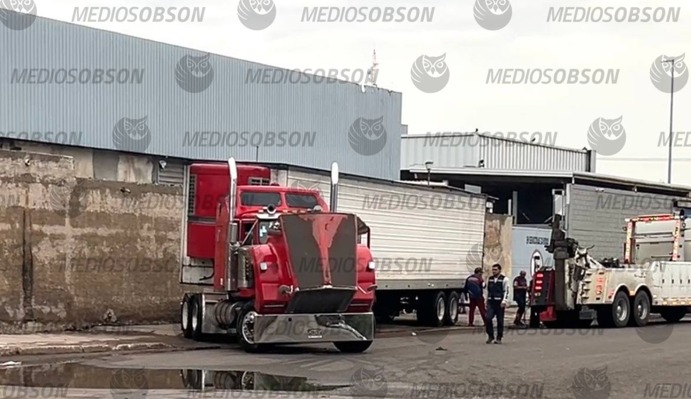 Chofer de tráiler queda atrapado en paso a desnivel tras fuerte lluvia