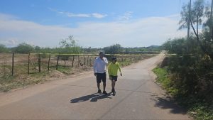 Bomberos retiran a dos jóvenes del río San Miguel por riesgo de ser arrastrados por la corriente