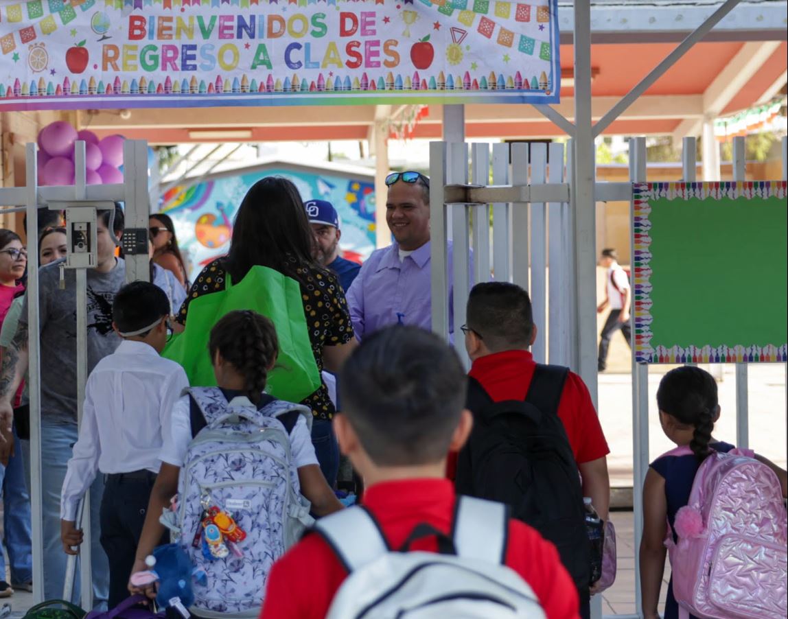 Miles de estudiantes regresan a clases