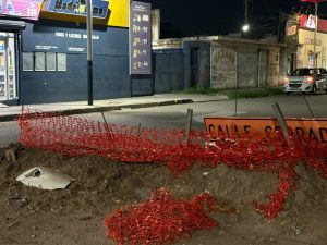 Colocan señal improvisada tras acc1d3nte de motociclista por montículo de tierra