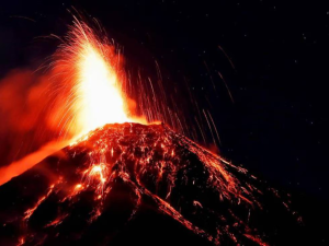 Evacúan aldeas por erupción del volcán de Fuego en Guatemala