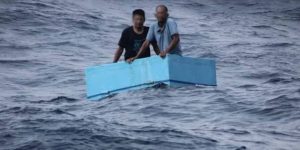 Rescatan a pescadores que sobrevivieron flotando en hielera por 5 días