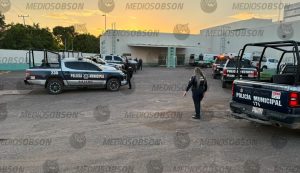 At4ca a dos policías con arm4 blanca