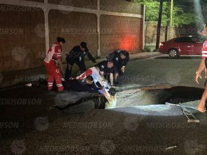 Resc4tan policías a hombre que “se lo tr4gó la tierra” en la colonia “El Sahuaro”
