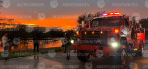 Rescatan a tres personas atrapadas por corriente de agua en Hermosillo
