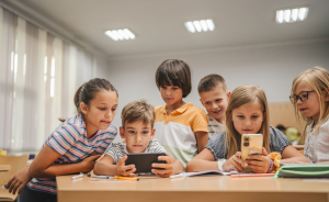 Iglesia Católica respalda regulación de celulares en escuelas y llama a los padres a poner límites