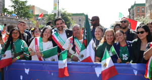 Zohran Kwame Mamdani, alcalde de Nueva York, acompaña desfile de Independencia de México
