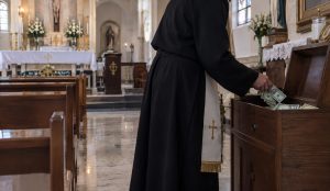 Sacerdote r0ba millones de pesos a iglesias