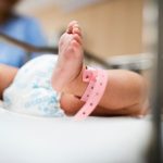 Entregan dos recién nacidas a familias equivocadas en Baja California