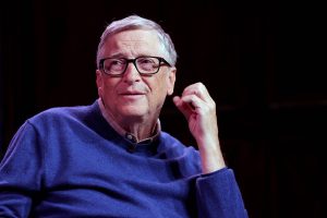 Bill Gates cuestiona a Gobiernos y ciudadanos que no intervienen para regular la IA