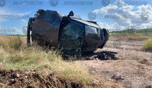 Salida de camino y volc4miento en carretera Guaymas deja dos les¡onados