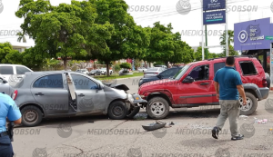 Jeep no hace alto y ch0ca contra un auto; hay una lesi0-nada