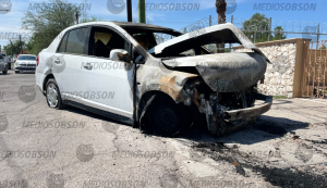 Dejan vehículo quem4do y abandonado afuera de vivienda en la colonia Centenario
