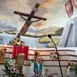 Sacerdote mu-3re al caerle una cruz encima durante una misa transmitida en vivo en Ecuador