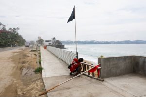 Anuncian cierre de puertos ante huracán Simón