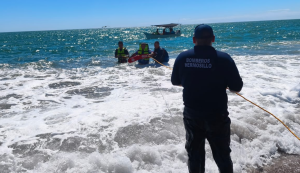 Rescatan a dos pescadores atrapados por la marea en Bahía de Kino