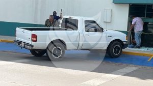 CAMIONETA SE ESTRELL4 CONTRA CRISTAL DE CENTRO MÉDICO